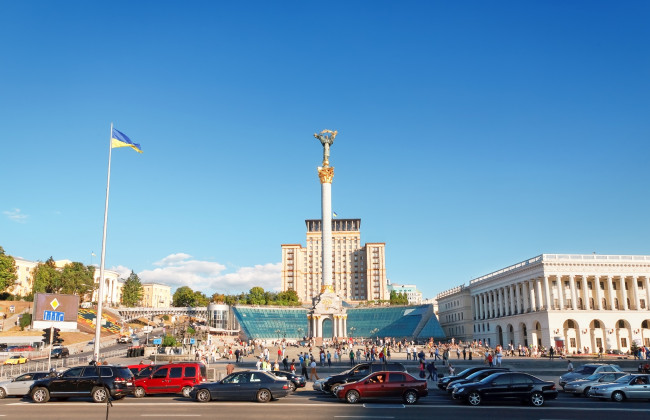 Зеленка и пена: в Киеве «поиздевались» над фонтанами, фото