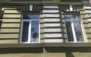 У Луцьку дебошир побив вікна в прокуратурі, відео