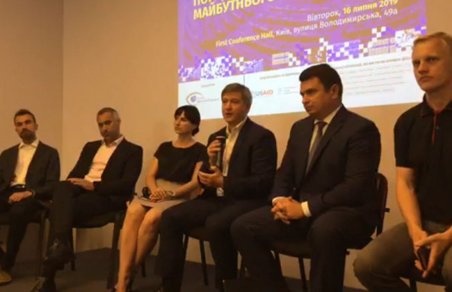 У Києві обговорюють порядок денний для майбутнього парламенту, онлайн-трансляція