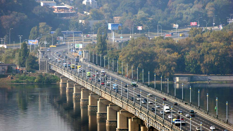 На заметку водителям: в Киеве на мосту Патона перекроют движение