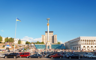 Зеленка и пена: в Киеве «поиздевались» над фонтанами, фото