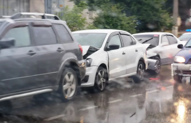 В Керчи возле детской больницы произошла тройная авария