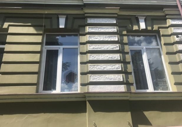 У Луцьку дебошир побив вікна в прокуратурі, відео