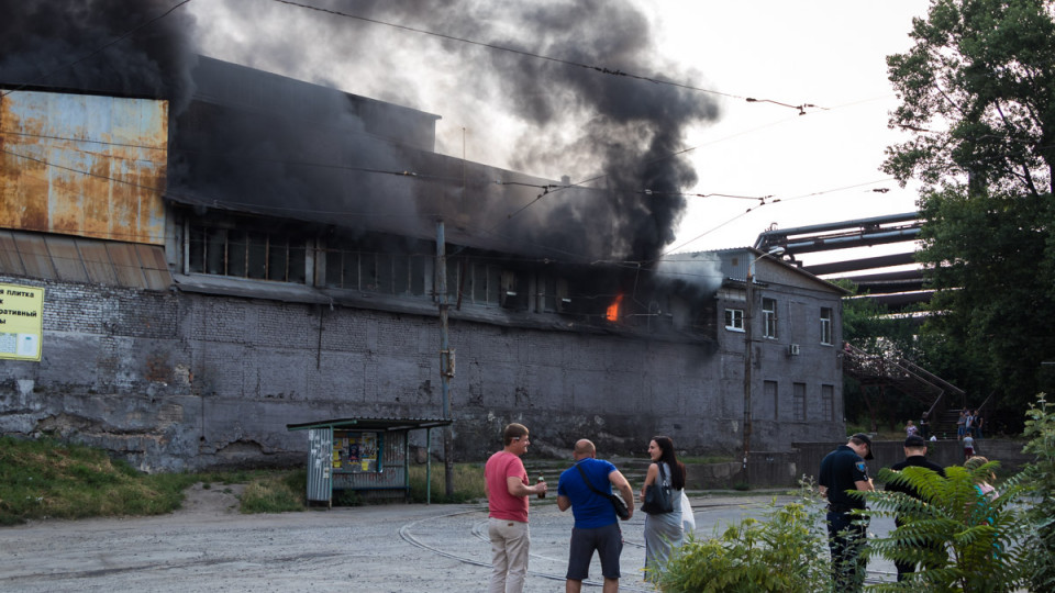 Едкий дым окутал район: в Днепре горел завод