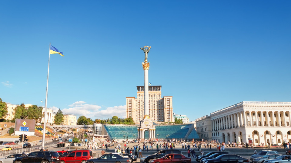 Зеленка и пена: в Киеве «поиздевались» над фонтанами, фото