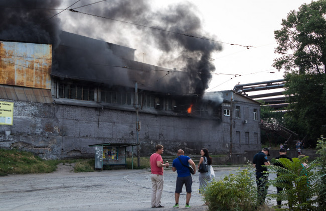 Едкий дым окутал район: в Днепре горел завод