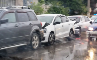 В Керчи возле детской больницы произошла тройная авария