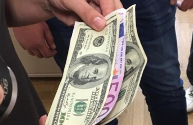 У Києві погорів на хабарі головний податковий ревізор