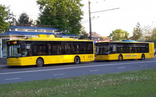 Зламався на дорозі: в столиці кияни штовхали поламаний тролейбус, відео