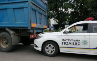 Копи не розминулися із вантажівкою у Сумах: є подробиці