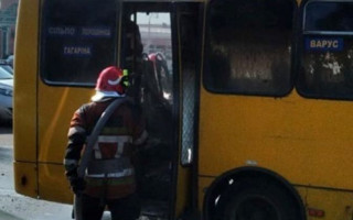У Києві на ходу загорілася маршрутка: перші подробиці