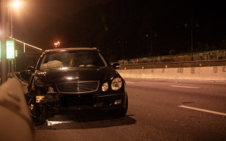 Оторвало колесо: в Киеве на Набережном шоссе Mercedes влетел в такси