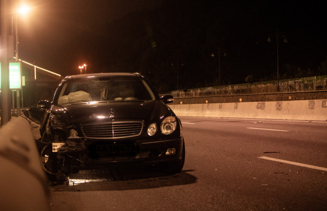 Оторвало колесо: в Киеве на Набережном шоссе Mercedes влетел в такси