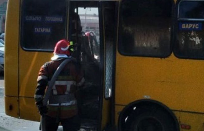 У Києві на ходу загорілася маршрутка: перші подробиці