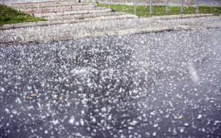 В Рівному вирувала негода: місто повністю засипало градом, відео