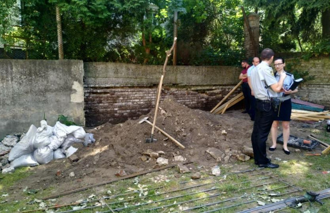 Жахливий інцидент у дитсадку Львова: обвалилася стіна, є жертва