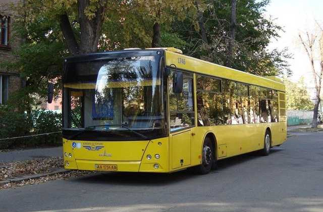 У Києві горів міський автобус, відео