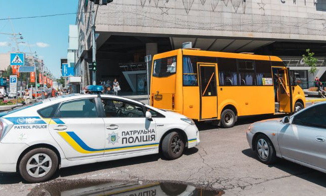 Резко выскочила на дорогу: в Днепре женщину переехала маршрутка