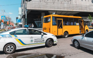 Резко выскочила на дорогу: в Днепре женщину переехала маршрутка