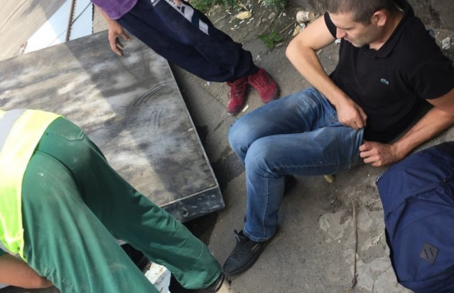 В Киеве возле метро «Святошин» плитой придавило прохожего