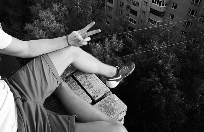 У Києві двоє підлітків залізли на дах дитсадка, відео