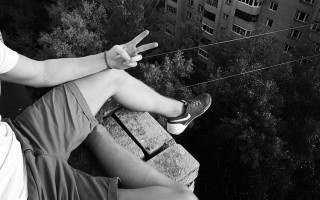 У Києві двоє підлітків залізли на дах дитсадка, відео