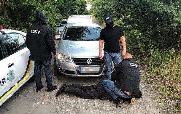 Двоє копів «погоріли» на регулярних хабарах: за справу взялася СБУ