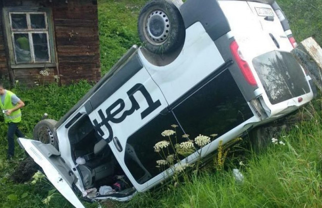 Смертельна ДТП на Львівщині: водій мікроавтобуса в’їхав у зупинку