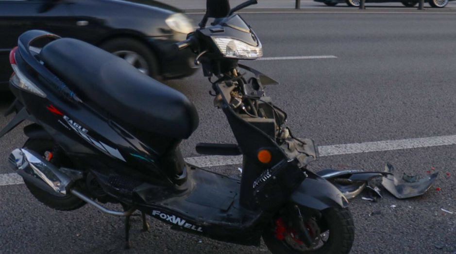 Странное ДТП в Киеве: скутер на скорости влетел в такси