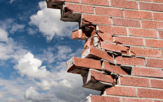 В Киеве на парня упала кирпичная стена