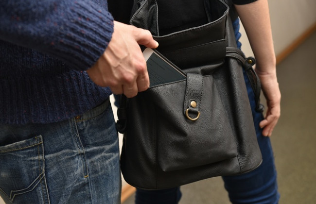 В Запорожье горе-карманник потерял краденное: есть видео конфуза