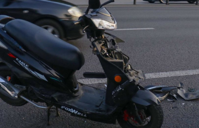 Странное ДТП в Киеве: скутер на скорости влетел в такси