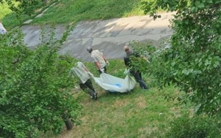 Тіло померлого 6 годин пролежало на дитячому майданчику в Запоріжжі