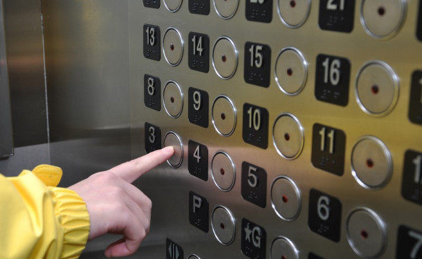 В Сумах оборвался лифт с 2-месячным ребенком: будут судить пятерых человек