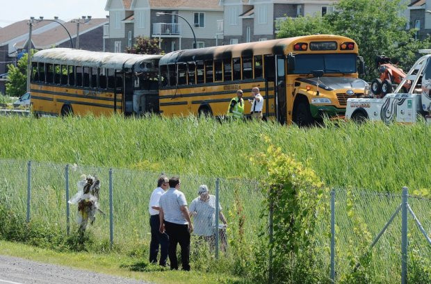 Згоріли вщент: в Канаді зіткнулися два автобуси з дітьми, моторошні фото та відео
