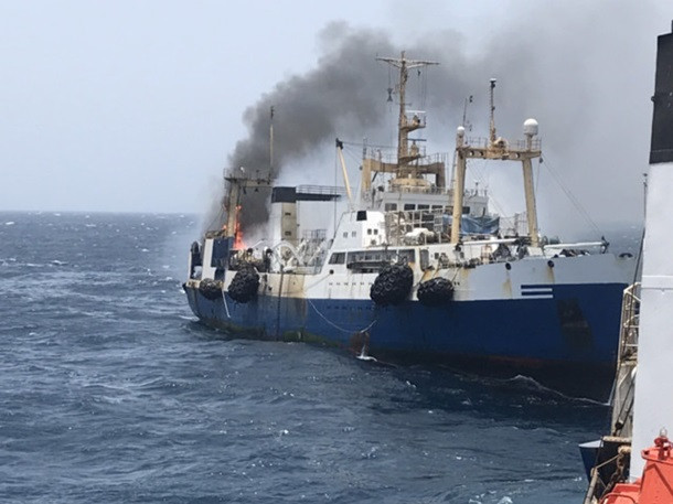 Масштабна пожежа в морі: на борту — 29 українців