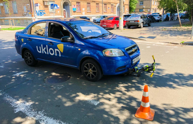 Страшна ДТП у Києві: таксист на швидкості зніс 4-річну дитину