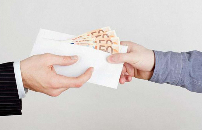 Вимагав тисячу євро з абітурієнта: секретаря приймальної комісії піймали на хабарі