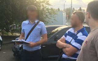 Погорів на хабарі у $1500: затримали керівника райвідділу державної виконавчої служби