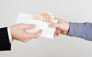 Вимагав тисячу євро з абітурієнта: секретаря приймальної комісії піймали на хабарі