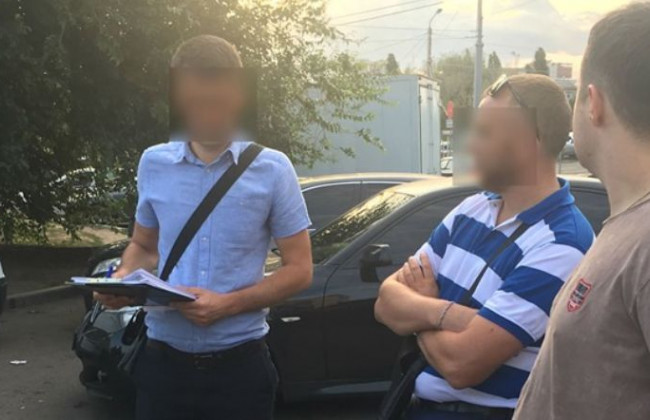 Погорів на хабарі у $1500: затримали керівника райвідділу державної виконавчої служби