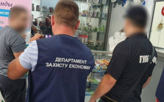 Обіцяв допомогти працевлаштуватися: ДБР затримало інспектора Митної служби