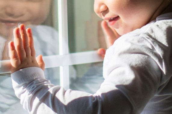 Залишила дитину на пару хвилин: у Києві 3-річний хлопчик випав з вікна