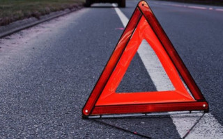 В столице автомобиль провалился в дорожную яму: появилось видео