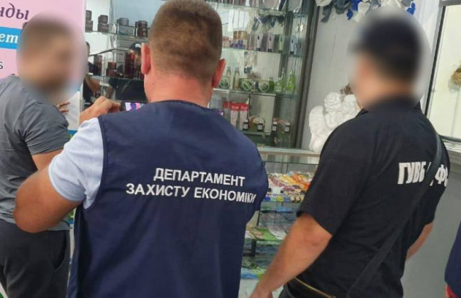 Обіцяв допомогти працевлаштуватися: ДБР затримало інспектора Митної служби