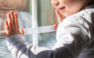 Залишила дитину на пару хвилин: у Києві 3-річний хлопчик випав з вікна