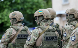 У Дніпрі спецназ КОРД затримав патрульних, які зупинили автомобіль генерала: відео