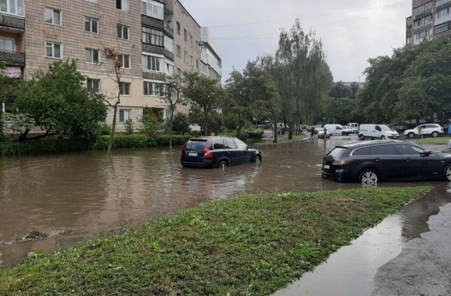 Сильна злива в Рівному призвела до жахливих наслідків: фото, відео