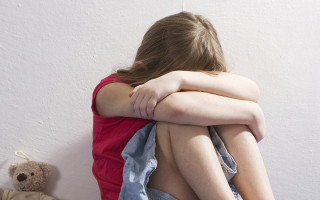 Под Сумами мужчина жестоко изнасиловал 8-летнюю девочку: подробности