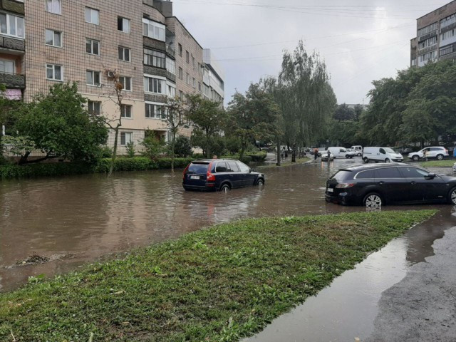 Сильна злива в Рівному призвела до жахливих наслідків: фото, відео